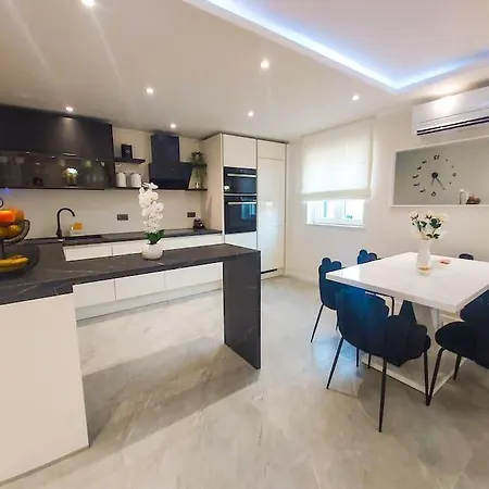Luxury Two-bedroom By The Sea U Kalu Apartman *