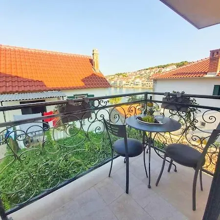 Luxury Two-bedroom By The Sea U Kalu Apartman *