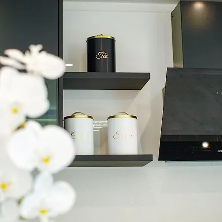 Luxury Two-bedroom By The Sea U Kalu Apartman *