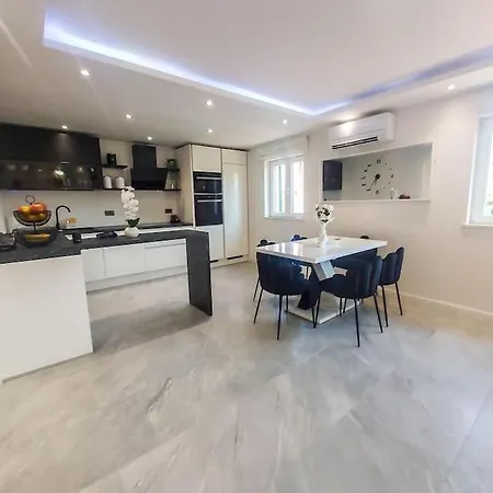 Apartmán Luxury Two-bedroom By The Sea U Kalu *