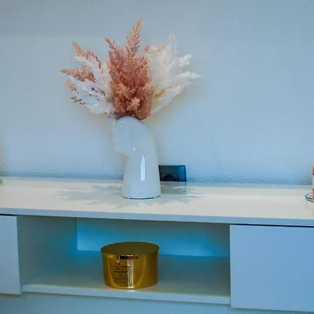 Luxury Two-bedroom By The Sea U Kalu Apartment